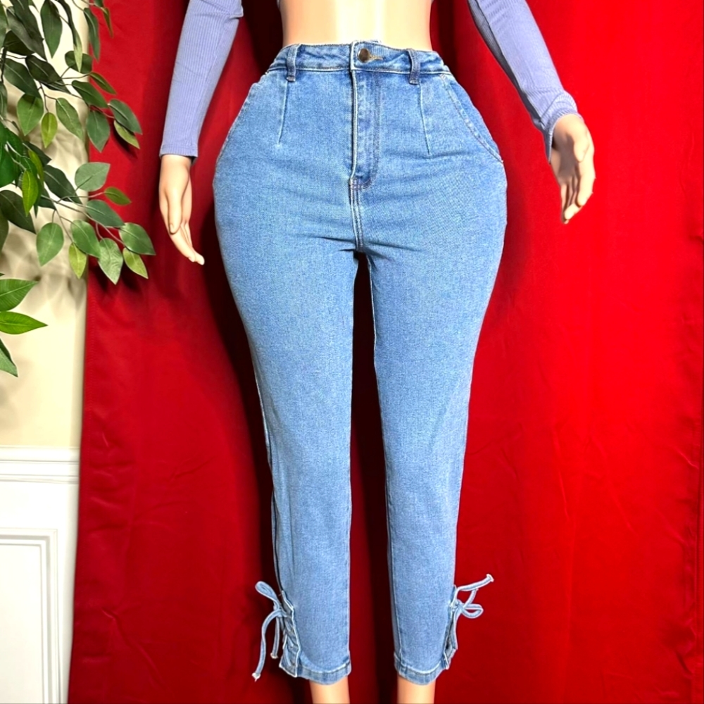 New (no tags) Denim Blue Pleated Stretch Skinny Jeans w/ankle Bow Design (S-M)